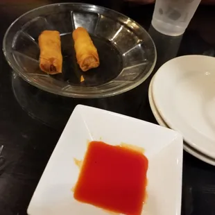 Vegetable egg rolls with sauce