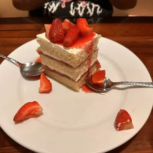 A strawberry dessert with cream is very delicious