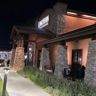 Outside view of Longhorn Steakhouse