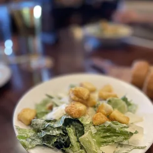 a plate of salad with croutons