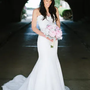 bridal portrait under archway, photo by http://veronicavaros.com