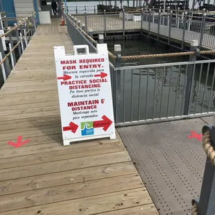 Fish feeding dock