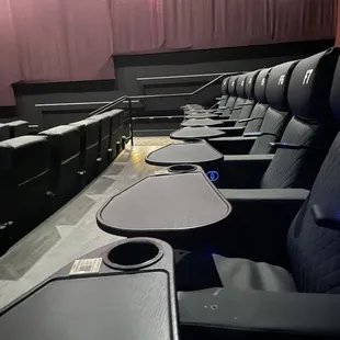 Service tray and light between seats