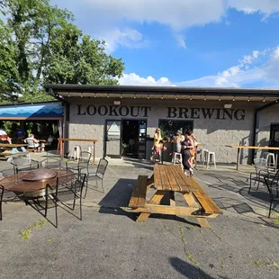 the outside of the restaurant