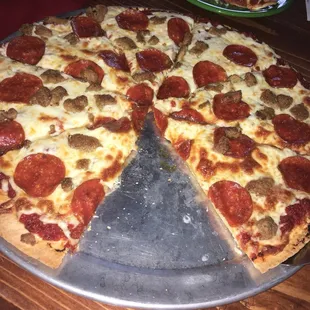 14&quot; pizza, awesome taste!!!  The sauce is soooo good, My advice have them do a little less sauce and extra crispy next time in.