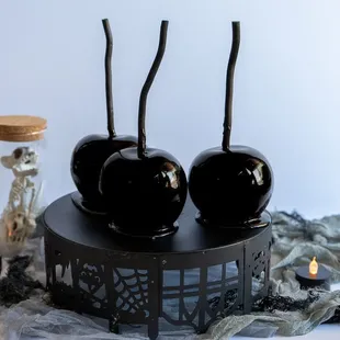 Spooky caramel apples