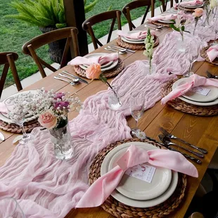 Farm tables, linen napkins, table runners.!