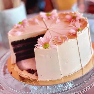 How beautiful is this Chocolate cake?!