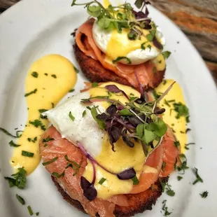 Eggs Royale (Eggs benedict with smoked salmon)