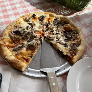 Mushroom pizza with hot sauce marinara, omg so delicious!!