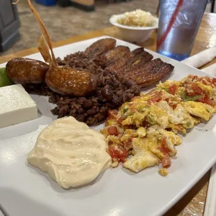 Típico Salvadoreño con chorizo extra