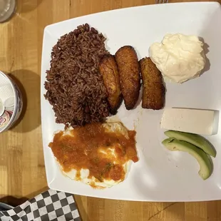 Desayuno típico con huevos rancheros