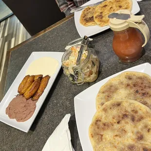 Revueltas Pupusa, Platanos Fritos con Frijol y Crema