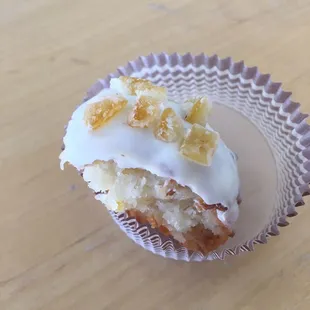 Citrus and white chocolate macaroon