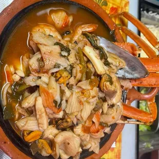 Sopa de mariscos 
Seafood soup