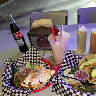 Los 3 Cochinitos Especial Maíz  Mexican Coke  Agua Fresca horchata con fresa  Cochinita quesadilla