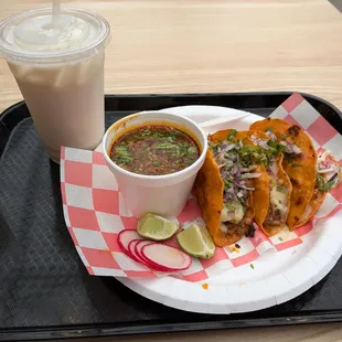 Birría tacos y horchata