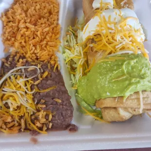 ChimiChanga con arriz y frijoles