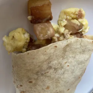 Breakfast burrito papas, huevos, frijoles