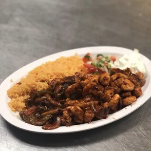 Camarones a la diabla served with rice, pico de gallo, beans, sour cream &amp; lettuce.