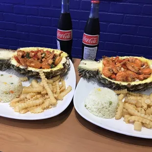 Piña rellena con arroz blanco y papas