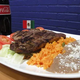 T-Bone con arroz y frijoles