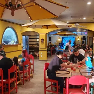 a large group of people eating