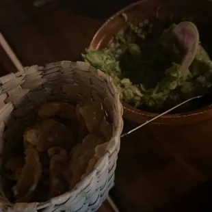 Appetizer chicharrón con guacamole