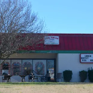 the exterior of a restaurant