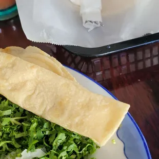 3 grandes tortillas de maiz hechas a mano, handmade corn