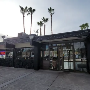 the outside of a restaurant