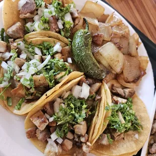 Carnita tacos with them grilled onions