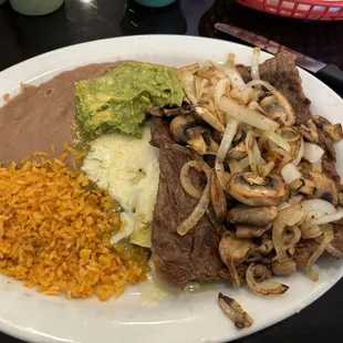 tampiquena (beef steak with mushrooms with chicken enchilada, rice and beans)