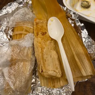 La cuchara de plástico es más grande.