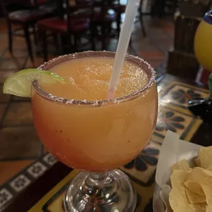 a margarita and chips