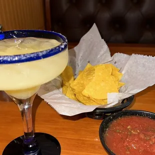 a margarita and chips