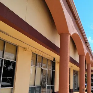 This is the side of the restaurant (perpendicular to the highway) and the parking is along this side.