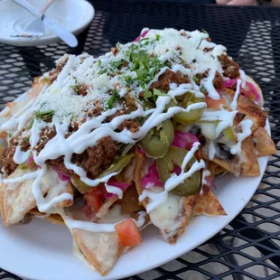 Nachos (queso mixto, black bean, tomato, crema, pickled jalapeño, pickled red onion)