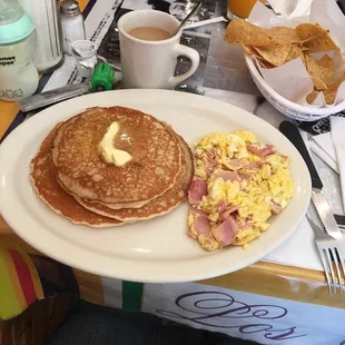 Muy rico los pancakes y el huevo con jamon