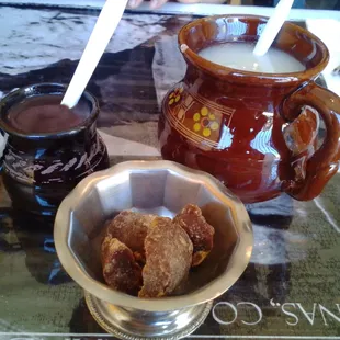 Atole blanco y de teja con pilocillo