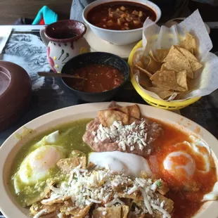 Huevos Divorciados con Chilaquiles