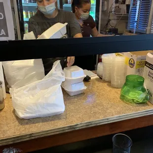 Muy mal servicio de esas 2 persona