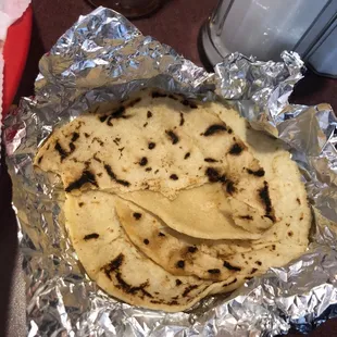 me sirvieron tortillas frías y después me recalentaron las mismas . Wow y salieron que son tortillas de ayer . Wtf