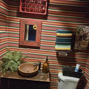 Men&apos;s bathroom