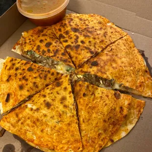 Birria Pizza with 2 Sides of 12 oz. Consome