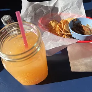 Aqua de Melón, chips and salsa