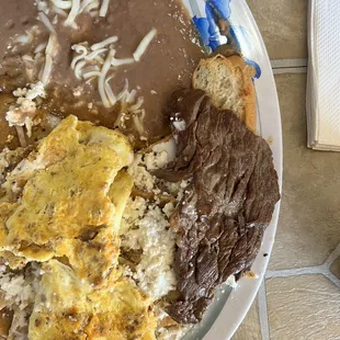 Plato de chilaquiles con arrachera vale gorro