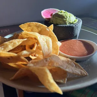 Chips salsa guacamole