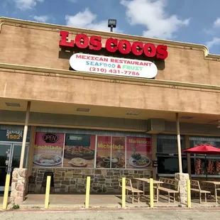 Front of the building, facing Bandera Rd. Entrance to the restaurant is to the left of this photo!