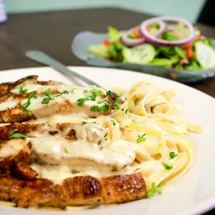 Pasta with chicken breast and side salad